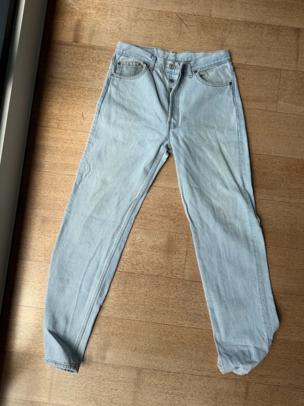 LIGHT WASH VINTAGE LEVI 501s
